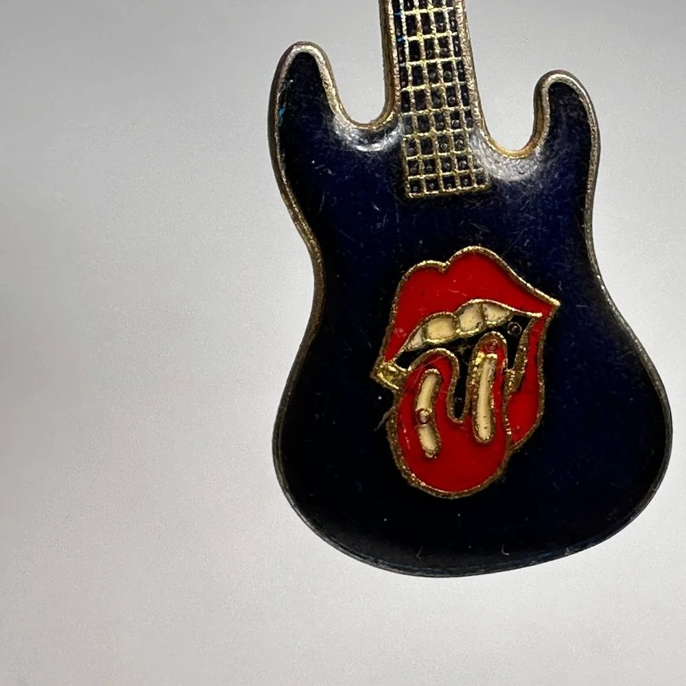 ROLLING STONES VTG‎ ELECTRIC GUITAR Lapel Pin Brooch Tongue 1.5 IN Rock & Roll